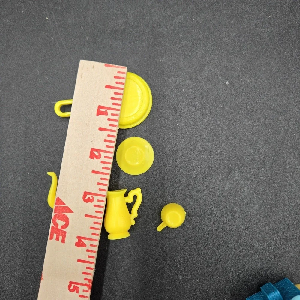 Vtg Barbie Dollhouse Replacement Yellow‎ Plates Pitchers Cup Pan